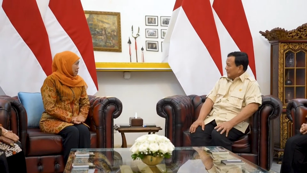 Ketua Umum PP Muslimat NU Khofifah Indar Parawansa (kiri) menemui Presiden RI Prabowo Subianto di Istana Kepresidenan, Jakarta, Selasa (14/1/2025). (Foto:Ubay)