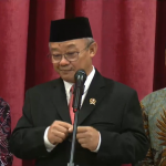 Mendikdasmen RI Prof Abdul Mu'ti (tengah) bersama Wamendikdasmen Prof Atip Latipulhayat (kiri) dan Dr Fajar Riza Ul Haq (kanan). (Foto:Tangkapan layar/Ubay)