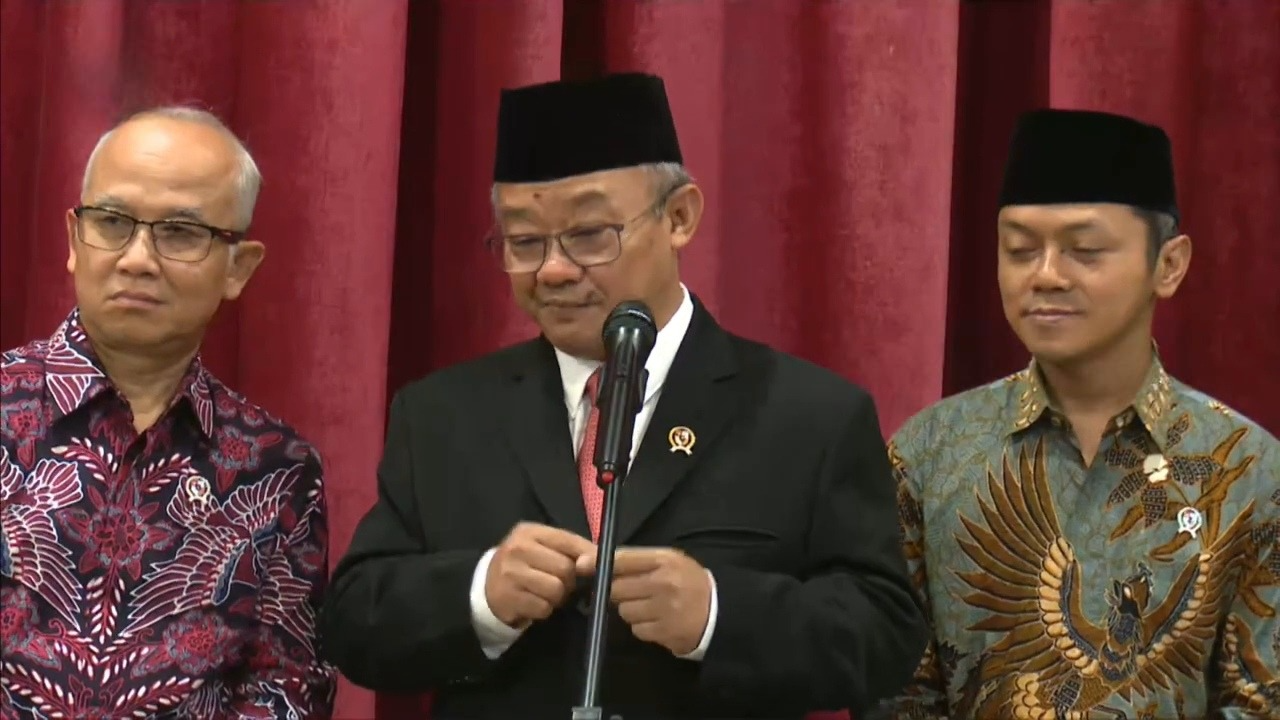 Mendikdasmen RI Prof Abdul Mu'ti (tengah) bersama Wamendikdasmen Prof Atip Latipulhayat (kiri) dan Dr Fajar Riza Ul Haq (kanan). (Foto:Tangkapan layar/Ubay)