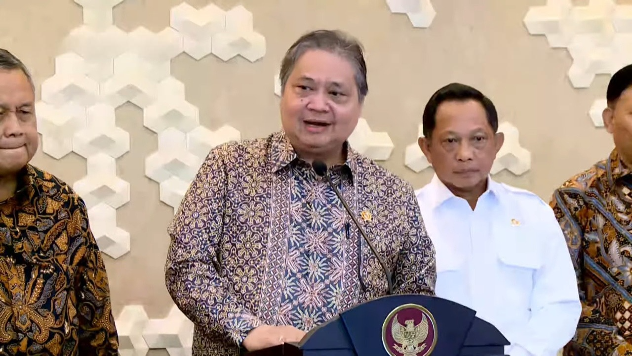 Menko Perekonomian, Airlangga Hartarto, saat konferensi pers usai menghadiri High Level Meeting (HLM) Tim Pengendalian Inflasi Pusat (TPID) di Kantor Kemenko Perekonomian, Jakarta, Jumat (31/1/2025). (Foto:IST)