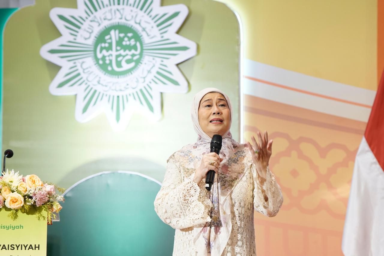 Dewi Yull dan Seni Menunggu Jawaban Langit