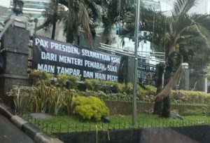 Kado 100 Hari Kepemimpinan Prabowo; Mendiktisaintek Didemo Karyawannya