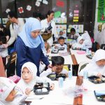 Gubernur Jawa Timur terpilih, Khofifah Indar Parawansa, ketika meninjau langsung pelaksanaan program makan bergizi gratis (MBG) di sekolah-sekolah, Senin (6/1/2025). (Foto:IST)