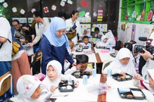 Gubernur Jawa Timur terpilih, Khofifah Indar Parawansa, ketika meninjau langsung pelaksanaan program makan bergizi gratis (MBG) di sekolah-sekolah, Senin (6/1/2025). (Foto:IST)