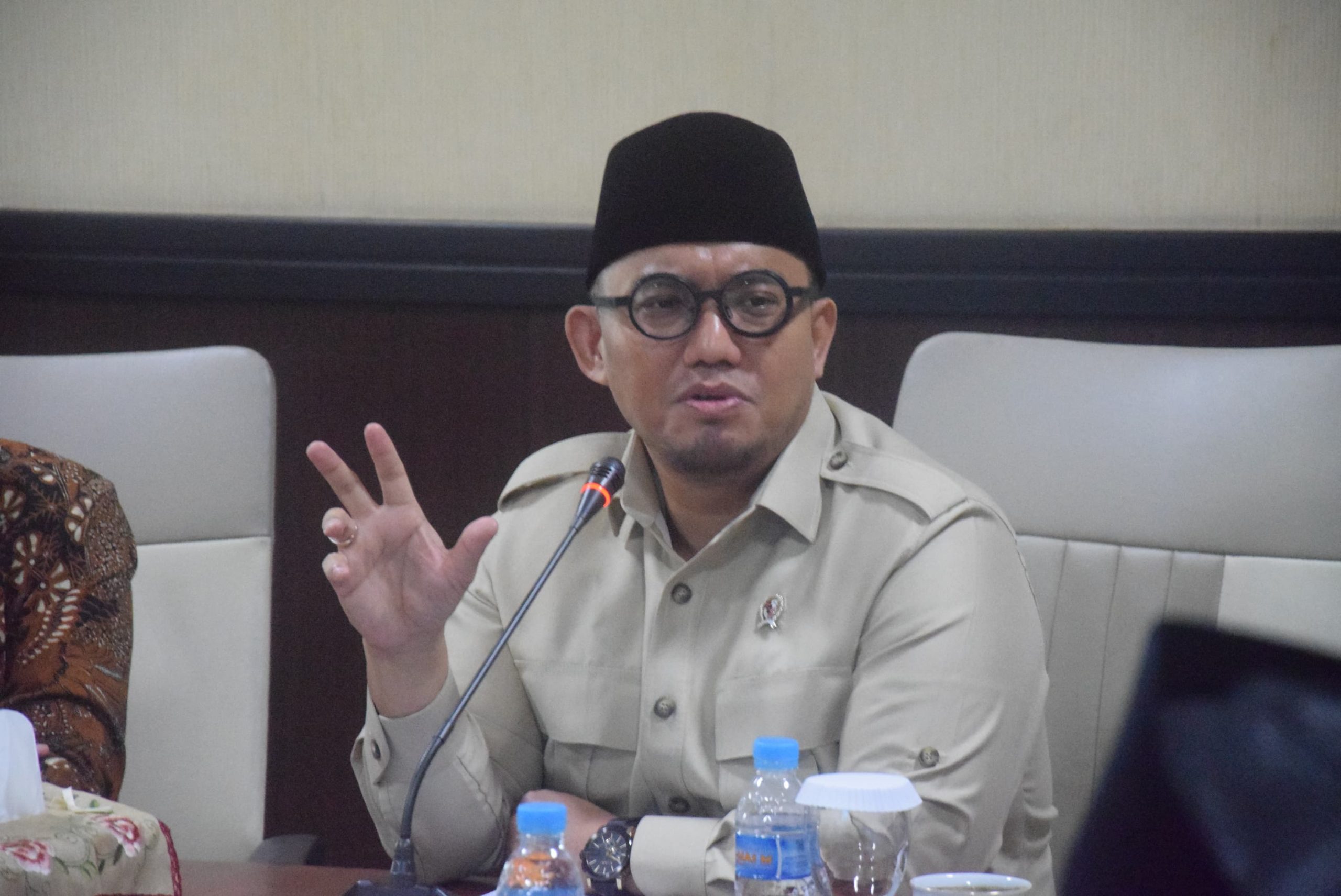 Wakil Kepala Badan Penyelenggara Haji (BPH) RI, Dahnil Anzar Simanjuntak, saat berkunjung ke Kantor PWM Jawa Timur di Surabaya, Selasa (7/1/2025). (Foto:Rochman Arief)