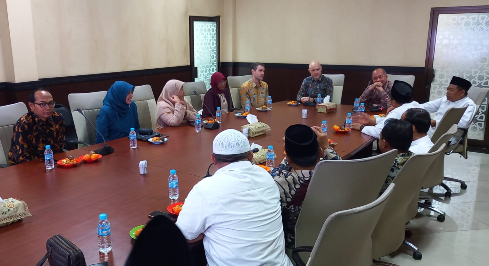 Konsul Jenderal Amerika Serikat di Surabaya, Christopher Green, melakukan lawatan ke Kantor Pimpinan Wilayah Muhammadiyah (PWM) Jawa Timur di Surabaya, Jumat (10/1/2025).