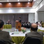 Anggota Komisi E DPRD Provinsi Jawa Timur, Suli Da'im, saat memaparkan disertasinya dalam Ujian Doktor Terbuka di STIESIA Surabaya, Selasa (14/1/2025). (Foto:IST)