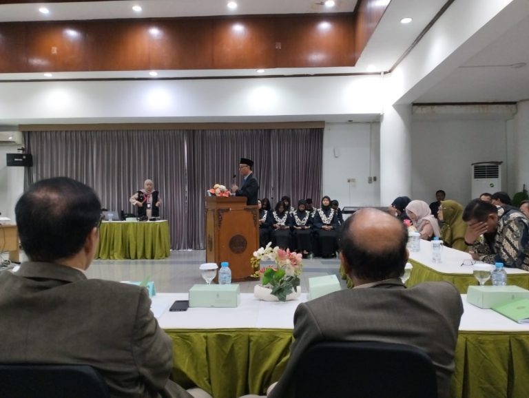 Anggota Komisi E DPRD Provinsi Jawa Timur, Suli Da'im, saat memaparkan disertasinya dalam Ujian Doktor Terbuka di STIESIA Surabaya, Selasa (14/1/2025). (Foto:IST)