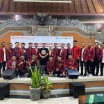 Ketua Umum DPP IMM, Riyan Betra Desa (tengah, kaos hitam), bersama beberapa peserta Rakornas IMM yang berlangsung di Bali, 16-18 Januari 2025. (Foto:IST)