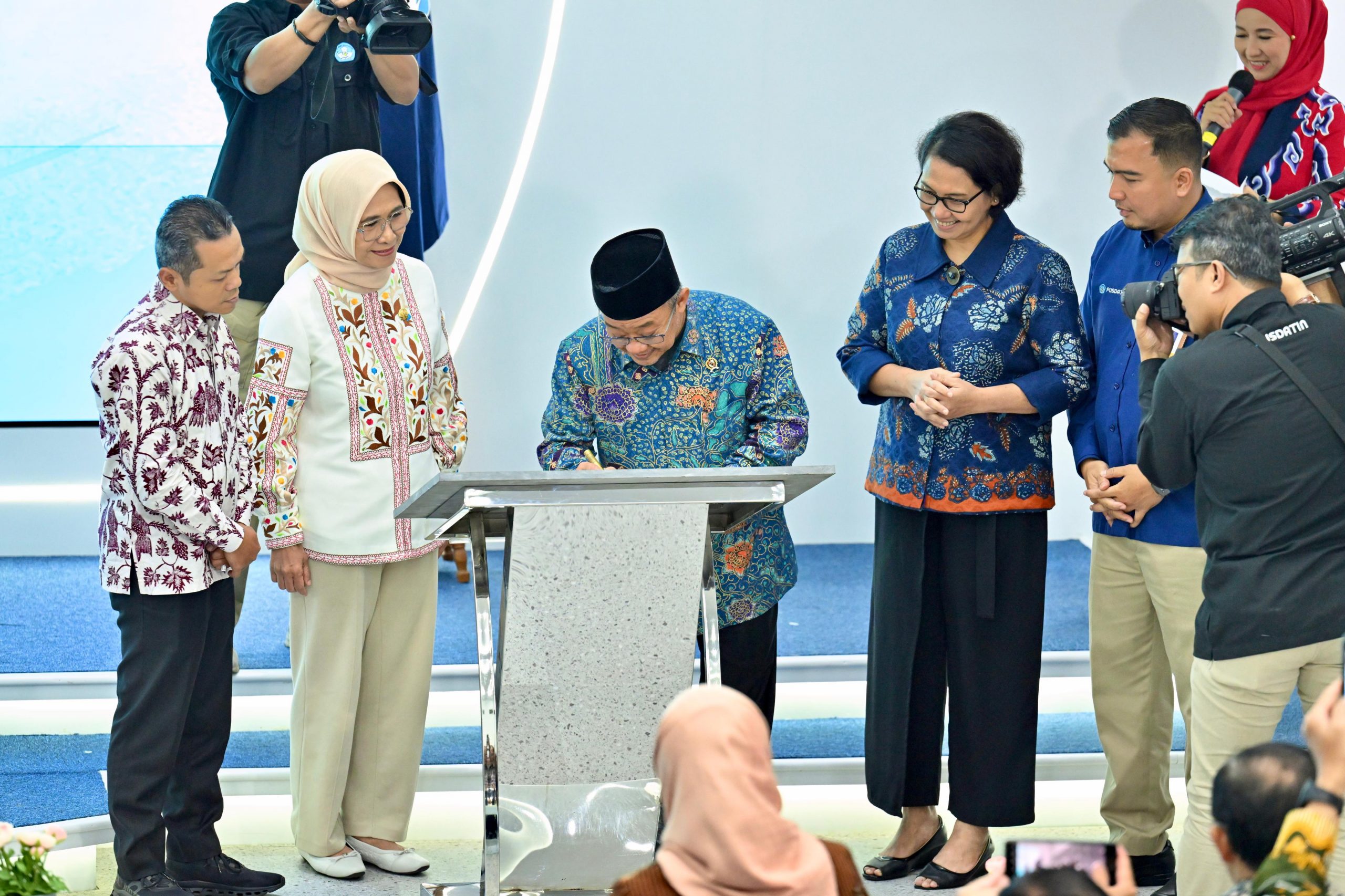 Peluncuran platform Rumah Pendidikan oleh Mendikdasmen RI Abdul Mu'ti, Sekjen Kemendikdasmen Suharti, hingga Ketua Komisi X DPR RI Hetifah Sjaifudian, Selasa (21/1/2025).