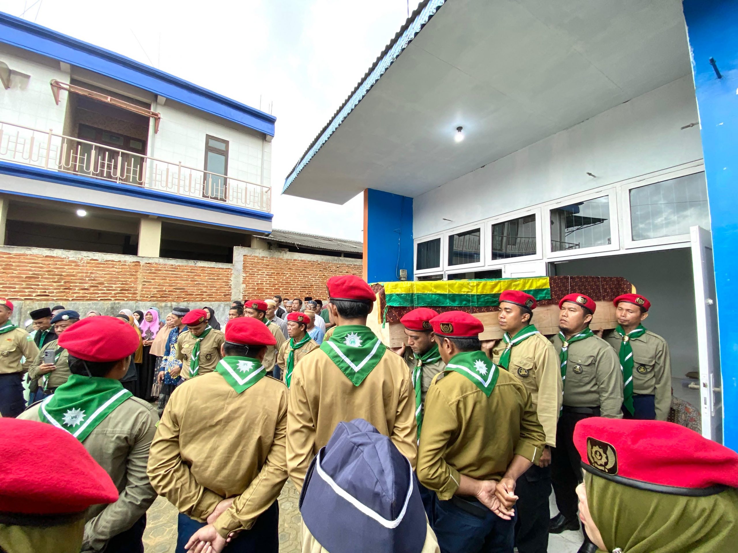 Para kader HW mengantarkan jenazah Ramanda Yusman menuju peristirahatan terakhir. (Foto: Fathurrahim Syuhadi)