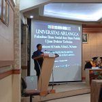 Mukayat Al Amin ketika memaparkan disertasinya di hadapan panitia penguji dalam Ujian Doktor Terbuka di FISIP Unair Surabaya, Senin (6/1/2025). (Foto:Ubay NA)