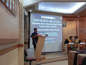 Mukayat Al Amin ketika memaparkan disertasinya di hadapan panitia penguji dalam Ujian Doktor Terbuka di FISIP Unair Surabaya, Senin (6/1/2025). (Foto:Ubay NA)