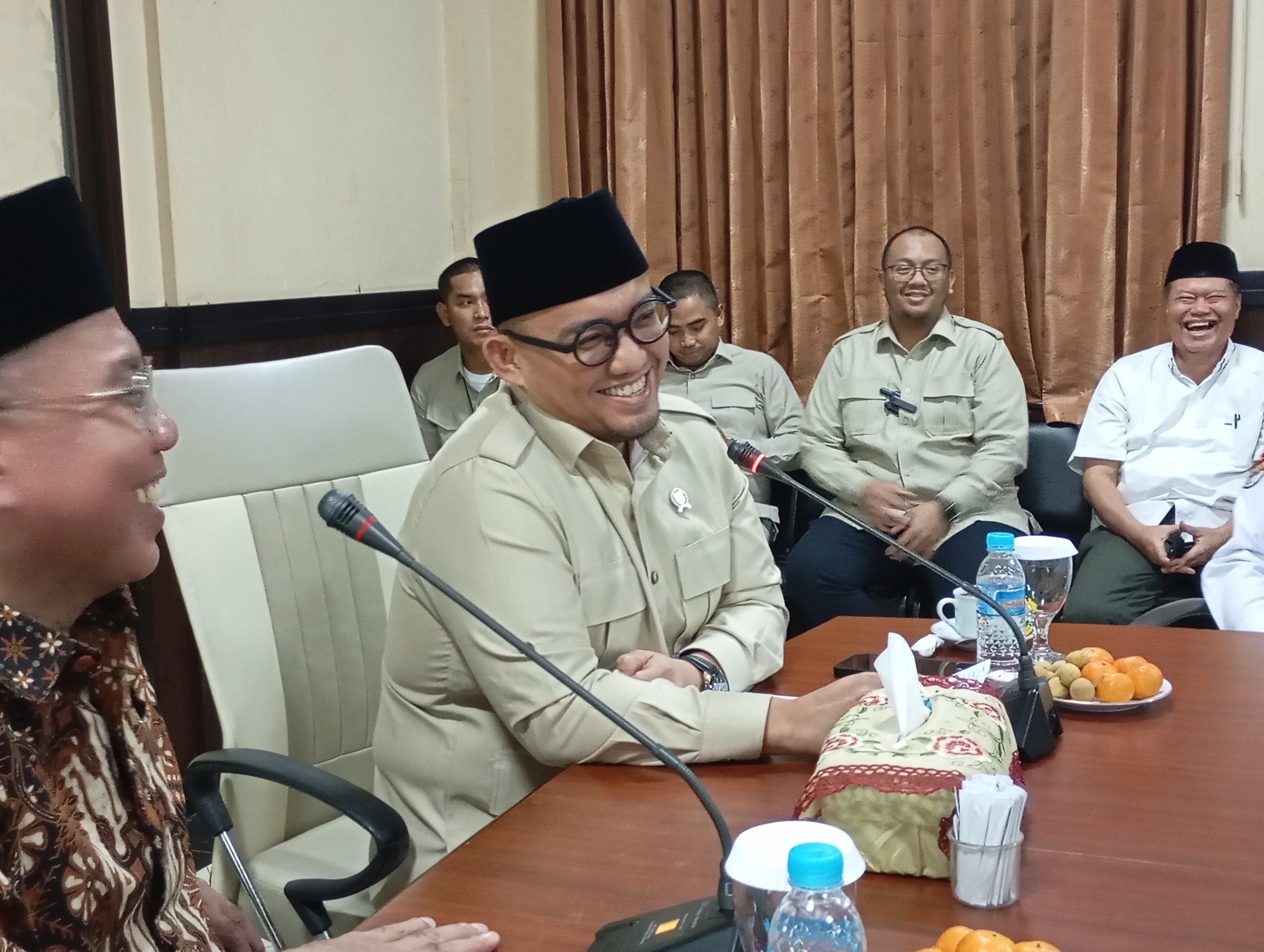 Wakil Kepala Badan Penyelenggara Haji (BPH) RI, Dahnil Anzar Simanjuntak, saat mengunjungi Kantor PWM Jatim, Selasa (7/1/2025). (Foto:Ubay NA)