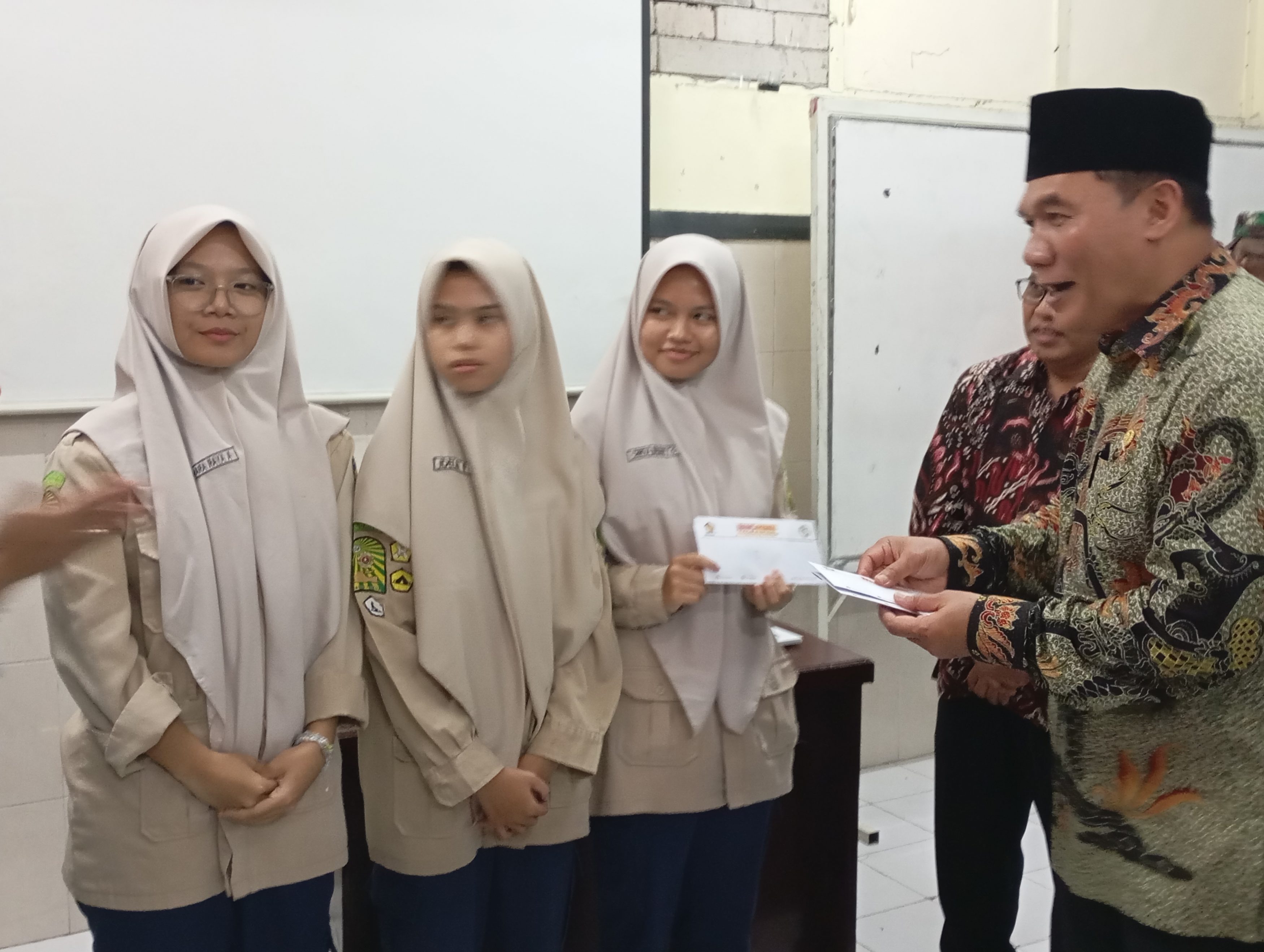 Wow! Anggota DPR RI Beri Hadiah Siswa Sekolah Agar Terus Ukir Prestasi