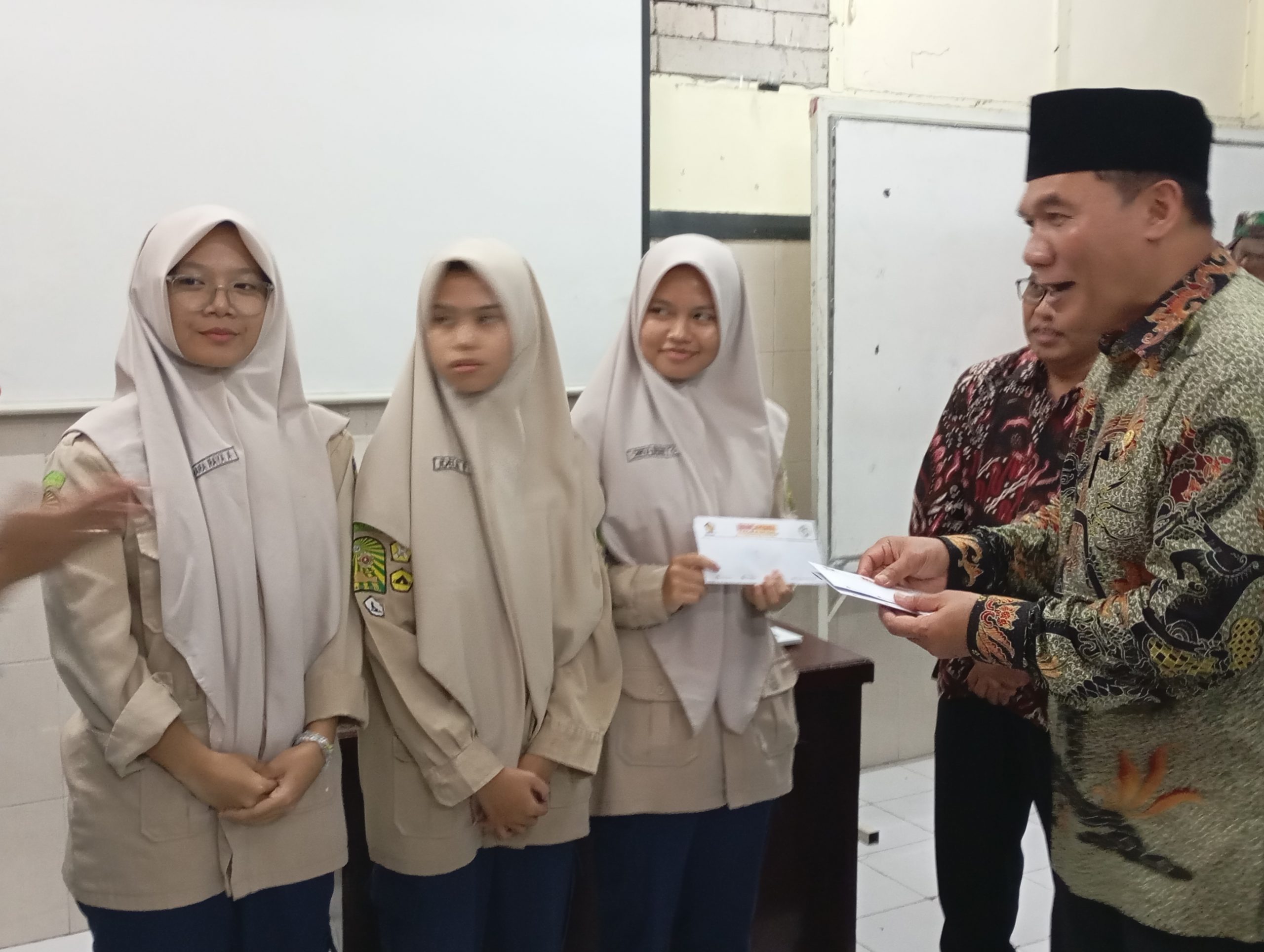 Anggota DPR RI Bambang Haryo Soekartono (BHS) memberikan apresiasi dan hadiah bagi siswa berprestasi di Smamda Sidoarjo, Jumat (17/1/2025). (Foto:Ubay NA)