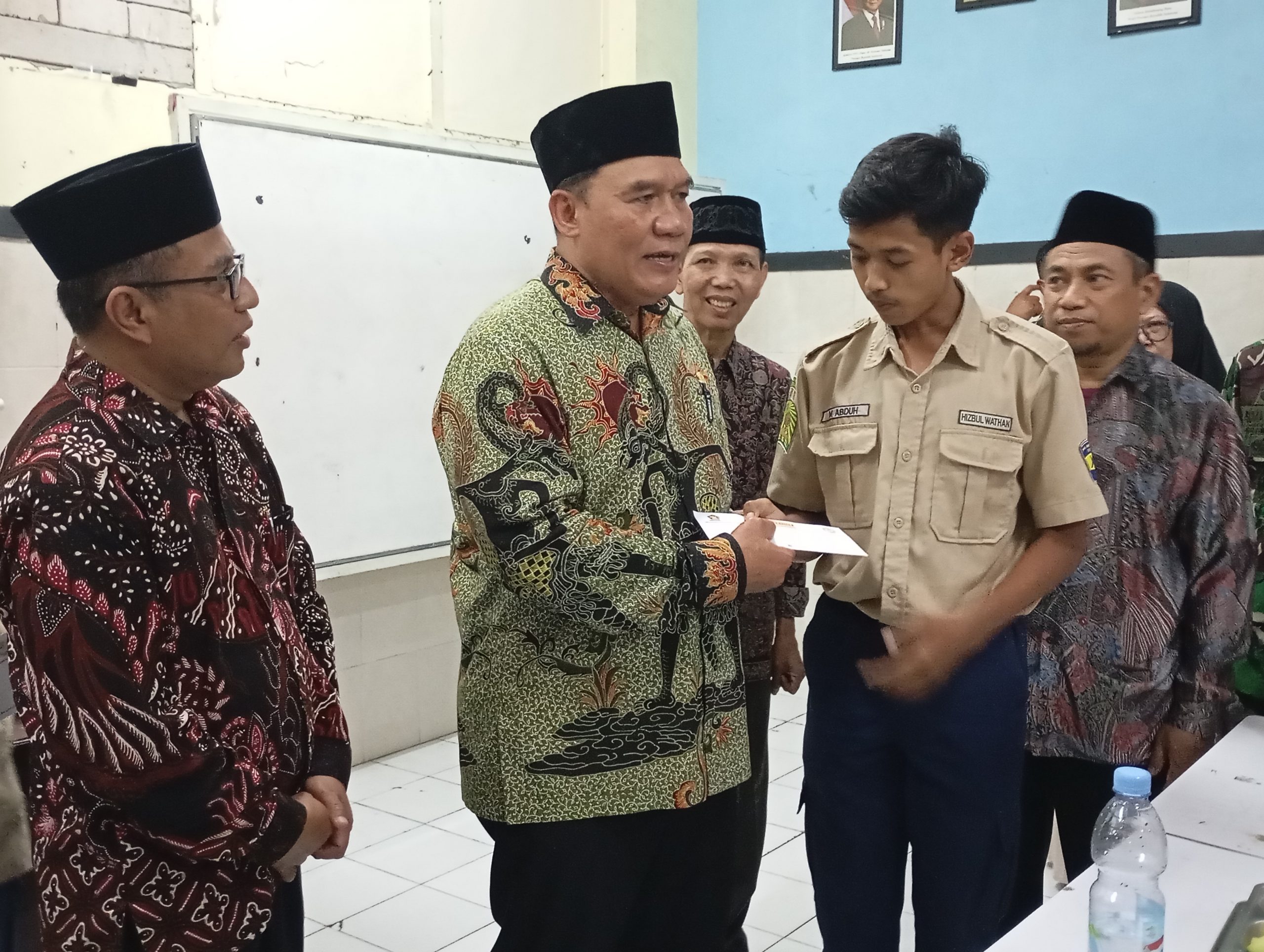 Anggota DPR RI Bambang Haryo Soekartono (BHS) memberikan apresiasi dan hadiah bagi siswa berprestasi di Smamda Sidoarjo, Jumat (17/1/2025). (Foto:Ubay NA)