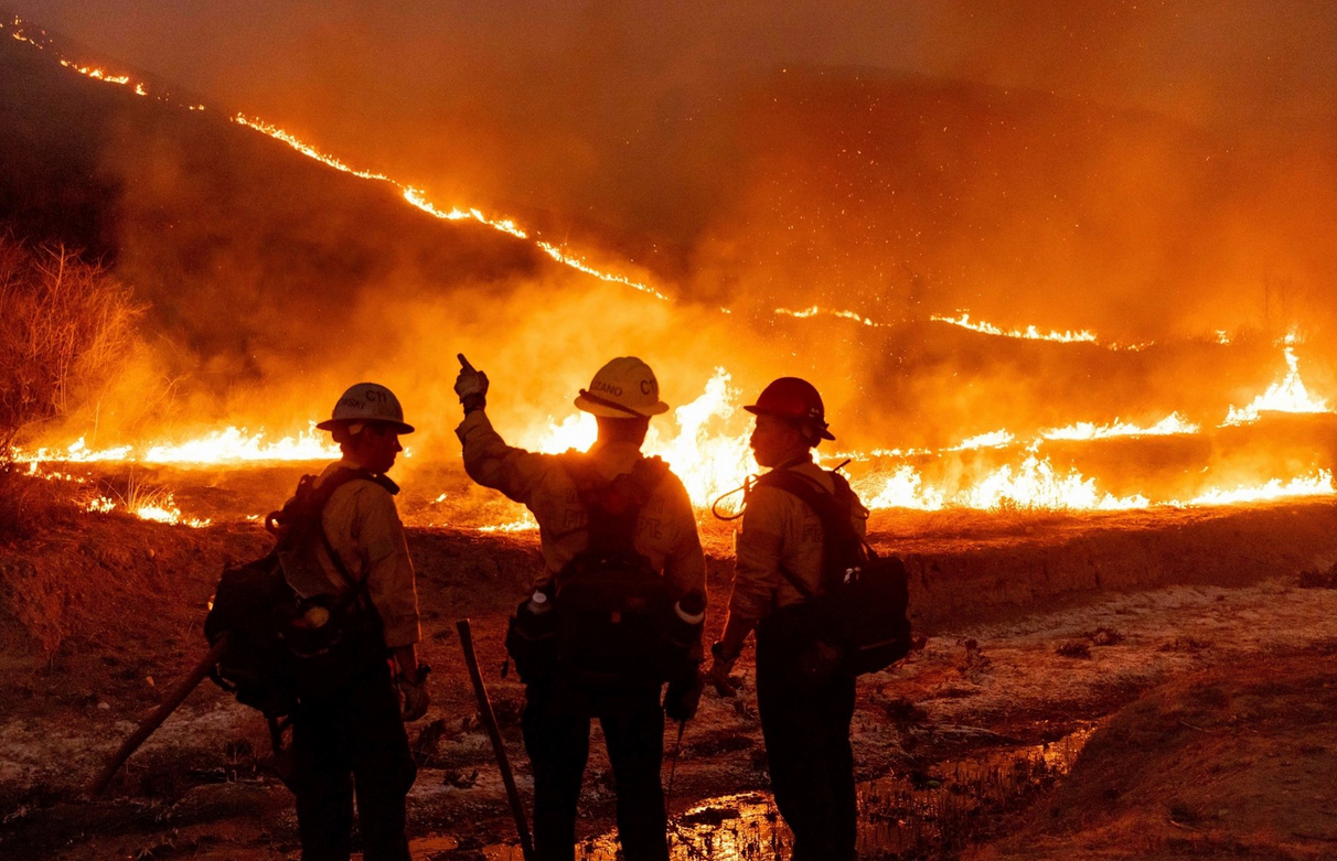 Angin Santa Ana Berkecepatan 112 Km/Jam Ancam Upaya Pemadaman Kebakaran di Los Angeles