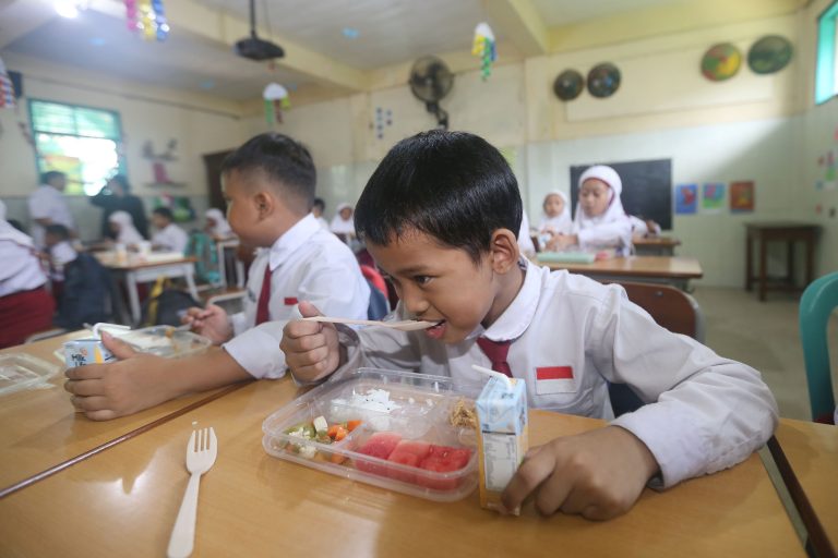 Makan bergizi gratis.