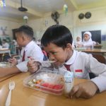 Makan bergizi gratis.