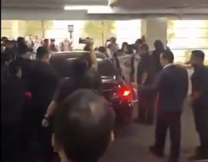 Dicegat Puluhan Pendemo, Menteri Dikti Saintek Satryo Kabur dengan Mobil RI 25