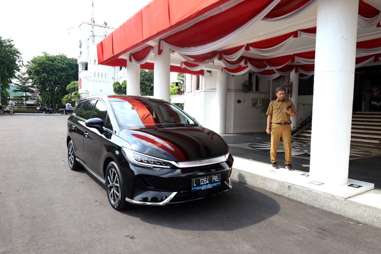 Mobil dinas Pemkot Surabaya BYD M6