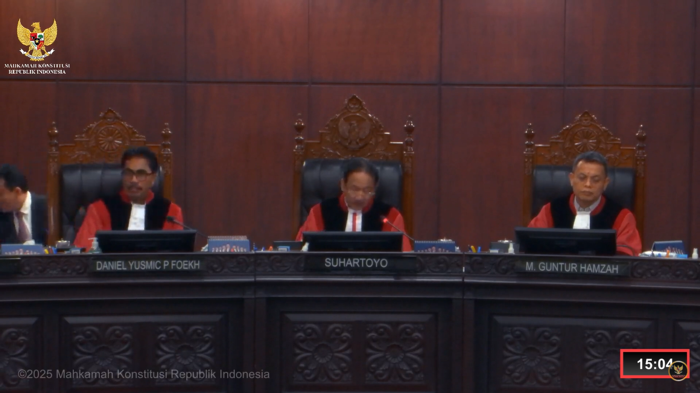 Ketua MK Suhartoyo (tengah) memimpin Panel 1 dalam sidang sengketa Pilkada serentak 2024 di Gedung MK, Jakarta, Rabu (8/1/2024). (Foto:Tangkapan layar/Ubay)