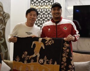 Shin Tae-yong Pulang ke Korea Selatan dengan Haru, Lagu “Sampai Jumpa” Menggema di Bandara Soekarno-Hatta