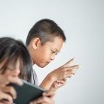 Anak menggunakan medsos di gawai (gadget). (Ilustrasi:Canva)