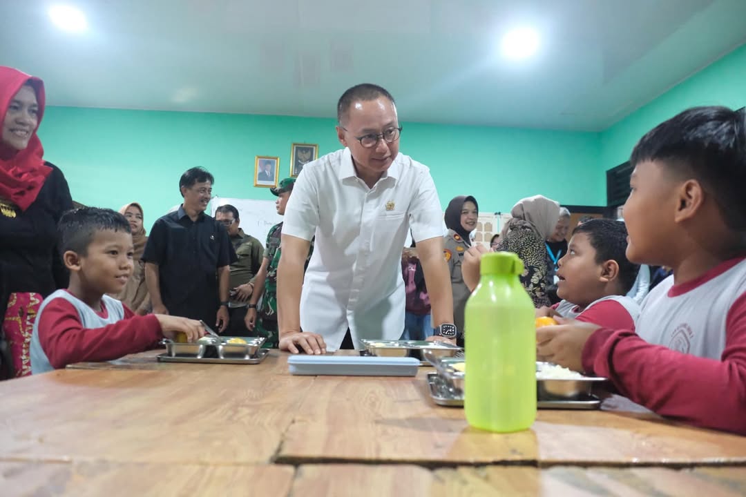 Wakil Ketua MPR RI, Eddy Soeparno, saat meninjau pelaksanaan program MBG di SDN Kedung Jaya 1 Kota Bogor, 9 Januari 2025 lalu. (Foto:IST)