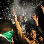 Warga Palestina bereaksi terhadap berita tentang kesepakatan gencatan senjata dengan Israel, di Khan Younis di Jalur Gaza selatan, 15 Januari 2025. (Foto:ArabNews)