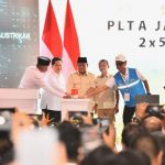 Presiden RI Prabowo Subianto, Menteri ESDM Bahlil Lahadalia dan Menteri BUMN Erick Thohir, saat meresmikan 37 proyek infrastruktur kelistrikan secara serentak di PLTA Jatigede, Sumedang, Jawa Barat, Senin (20/1/2025). (Foto:Kementerian ESDM)