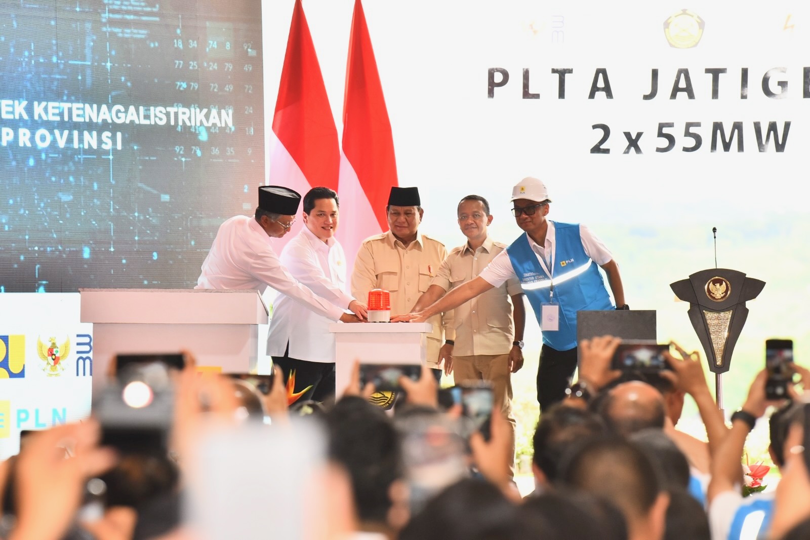 Presiden RI Prabowo Subianto, Menteri ESDM Bahlil Lahadalia dan Menteri BUMN Erick Thohir, saat meresmikan 37 proyek infrastruktur kelistrikan secara serentak di PLTA Jatigede, Sumedang, Jawa Barat, Senin (20/1/2025). (Foto:Kementerian ESDM)