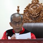 Hakim Konstitusi Saldi Isra memimpin Panel 2 dalam sidang sengketa Pilkada serentak 2024 di Gedung MK, Jakarta, Rabu (8/1/2025). (Foto:MK)