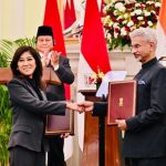 Menkomdigi RI Meutya Hafid bertukar dokumen MoU dengan Menteri Elektronik dan Teknologi Informasi Republik India Jitn Prasada, disaksikan Presiden RI Prabowo Subianto dan PM India Narendra Modi di Hyderabad House, New Delhi, Sabtu (25/1/2025) waktu setempat. (Foto: Kementerian Komdigi)