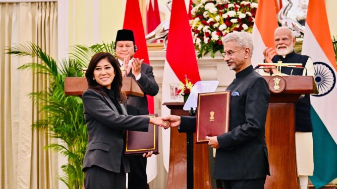 Menkomdigi RI Meutya Hafid bertukar dokumen MoU dengan Menteri Elektronik dan Teknologi Informasi Republik India Jitn Prasada, disaksikan Presiden RI Prabowo Subianto dan PM India Narendra Modi di Hyderabad House, New Delhi, Sabtu (25/1/2025) waktu setempat. (Foto: Kementerian Komdigi)