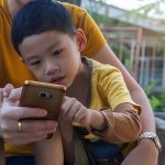 Anak menggunakan media sosial.