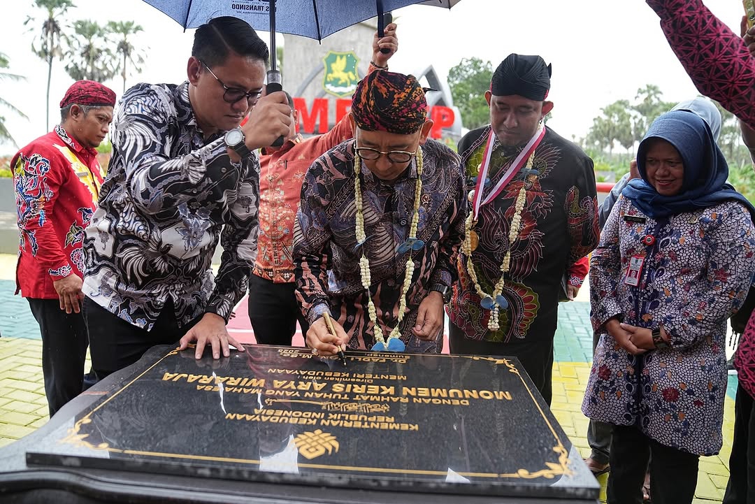 Menteri Kebudayaan (Menkebud) RI, Fadli Zon, meresmikan Monumen Tugu Keris di Sumenep, Kamis (30/1/2025). (Foto:IST)