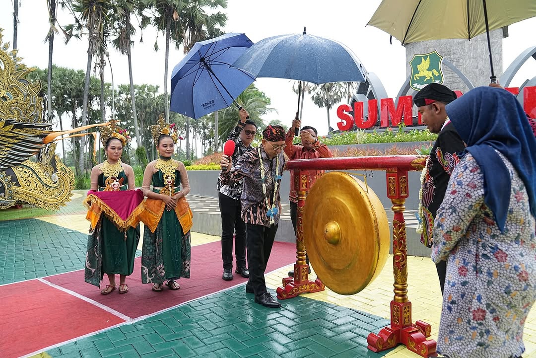 Menteri Kebudayaan (Menkebud) RI, Fadli Zon, meresmikan Monumen Tugu Keris di Sumenep, Kamis (30/1/2025). (Foto:IST)