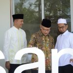 Ketua Umum PP Muhammadiyah Haedar Nashir (tengah, batik) bersama Ustaz Adi Hidayat (UAH) dan Ustaz Fathurrahman Kamal, usai meresmikan Masjid Al-Musannif ke-50, Tabligh Institute, Ahad (19/1/2025). (Foto:IST)