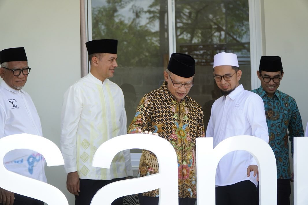 Ketua Umum PP Muhammadiyah Haedar Nashir (tengah, batik) bersama Ustaz Adi Hidayat (UAH) dan Ustaz Fathurrahman Kamal, usai meresmikan Masjid Al-Musannif ke-50, Tabligh Institute, Ahad (19/1/2025). (Foto:IST)