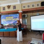 Wakil Ketua DPRD Jatim Sri Wahyuni menyampaikan materi dalam sosialisasi desa layak anak di Desa Sambiroto, Kecamatan Kapas, Bojonegoro, Sabtu (11/1/2025). (Foto:IST)