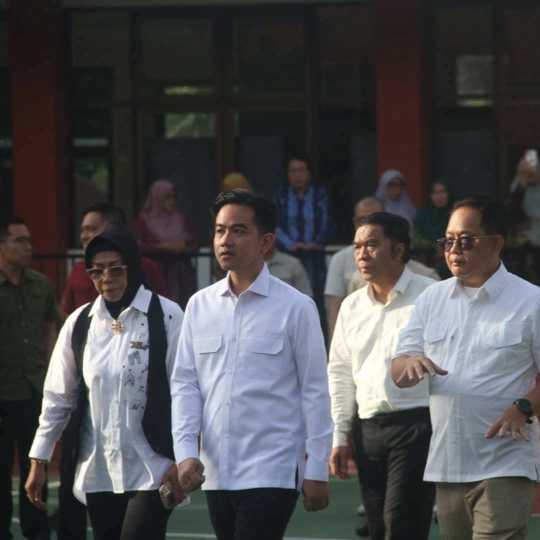 Wapres RI Gibran Rakabuming Raka bersama Pj Gubernur Jawa Timur Adhy Karyono dan Sekda Sidoarjo Fenny Apridawati, saat meninjau fasilitas pembinaan atlet di SMANOR Jawa Timur, Rabu (29/1/2025). (Foto:IST)