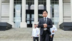 Menteri Koordinator (Menko) Bidang Hukum, Hak Asasi Manusia, Imigrasi, dan Pemasyarakatan (Kumham Imipas), Yusril Ihza Mahendra, di depan Gedung MK, Jakarta. (Foto:IST)