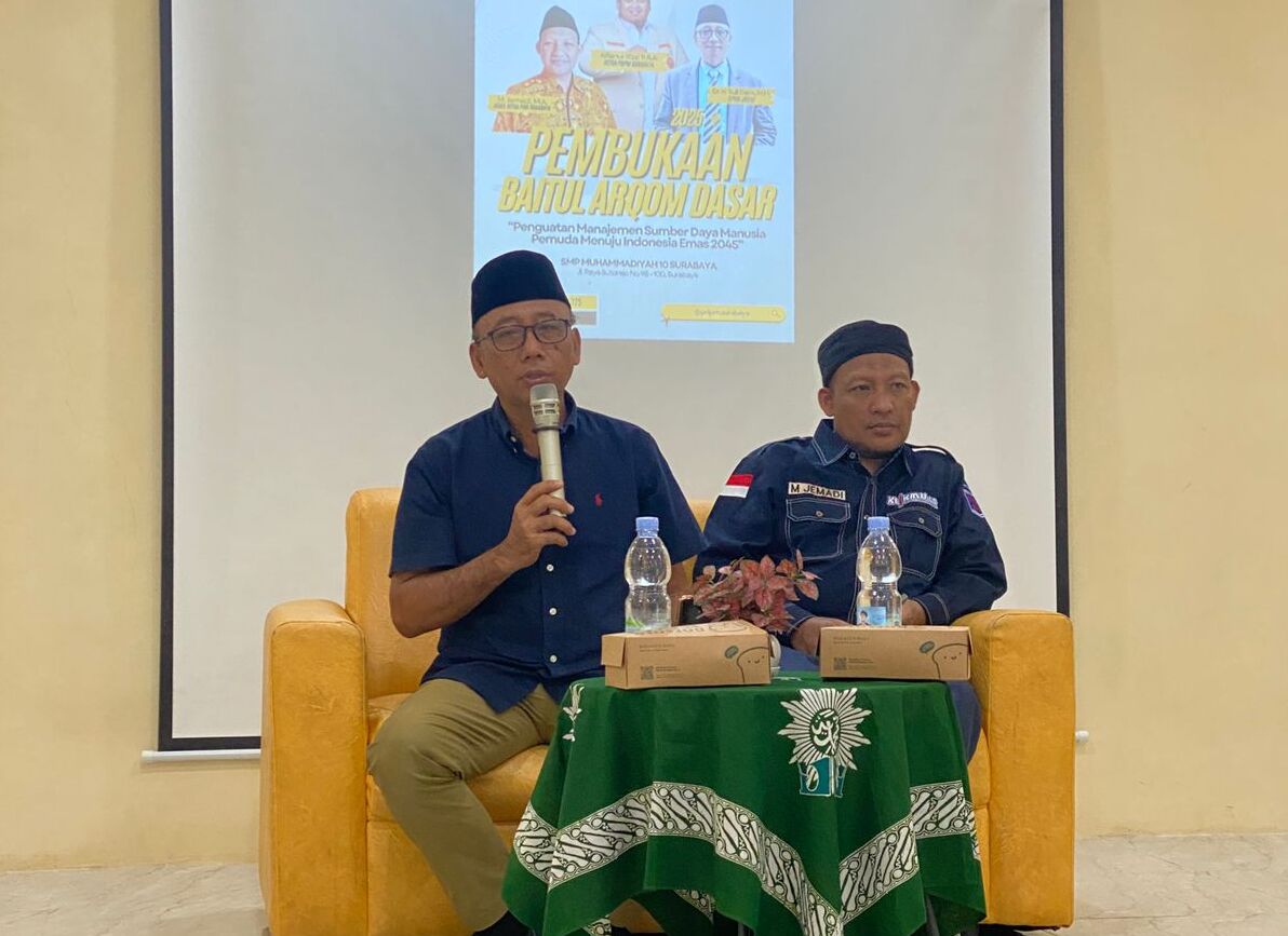 Anggota DPRD Jatim, Suli Daim (kiri) ketika menjadi pembicara dalam Pembukaan Baitul Arqam Dasar (BAD) Pemuda Muhammadiyah Kota Surabaya, Sabtu (1/2/2025). (Foto: Alfianur Rizal)