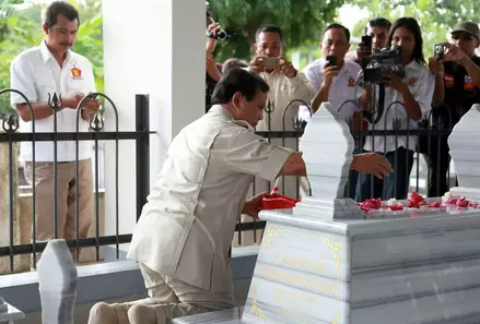 Presiden RI Prabowo Subianto berziarah ke makan sang kakek, Raden Margono Djojohadikusumo. (Foto:IST)