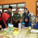 Anggota Komisi VII DPR RI dari Fraksi PDIP Novita Hardini, bersama Bupati Trenggalek Mochammad Nur Arifin, saat mengecek pelaksanaan program MBG di Trenggalek. (Foto: Antara)