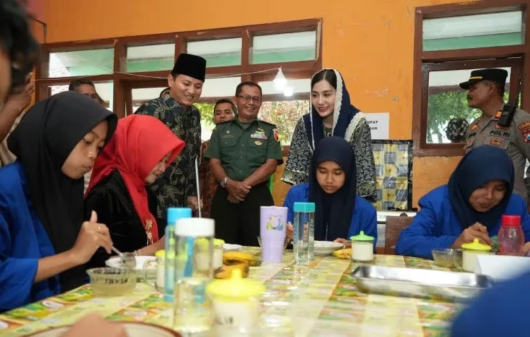 Anggota Komisi VII DPR RI dari Fraksi PDIP Novita Hardini, bersama Bupati Trenggalek Mochammad Nur Arifin, saat mengecek pelaksanaan program MBG di Trenggalek. (Foto: Antara)