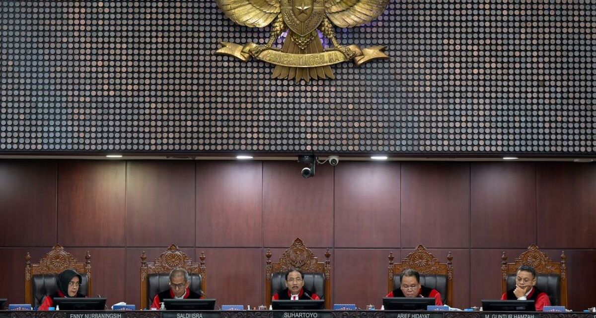 Sidang MK, memutuskan gugatan yang diajukan Risma-Gus Hans tidak dapat dilanjutkan, Selasa (4/2/2025). (Foto:Tangkapan layar)