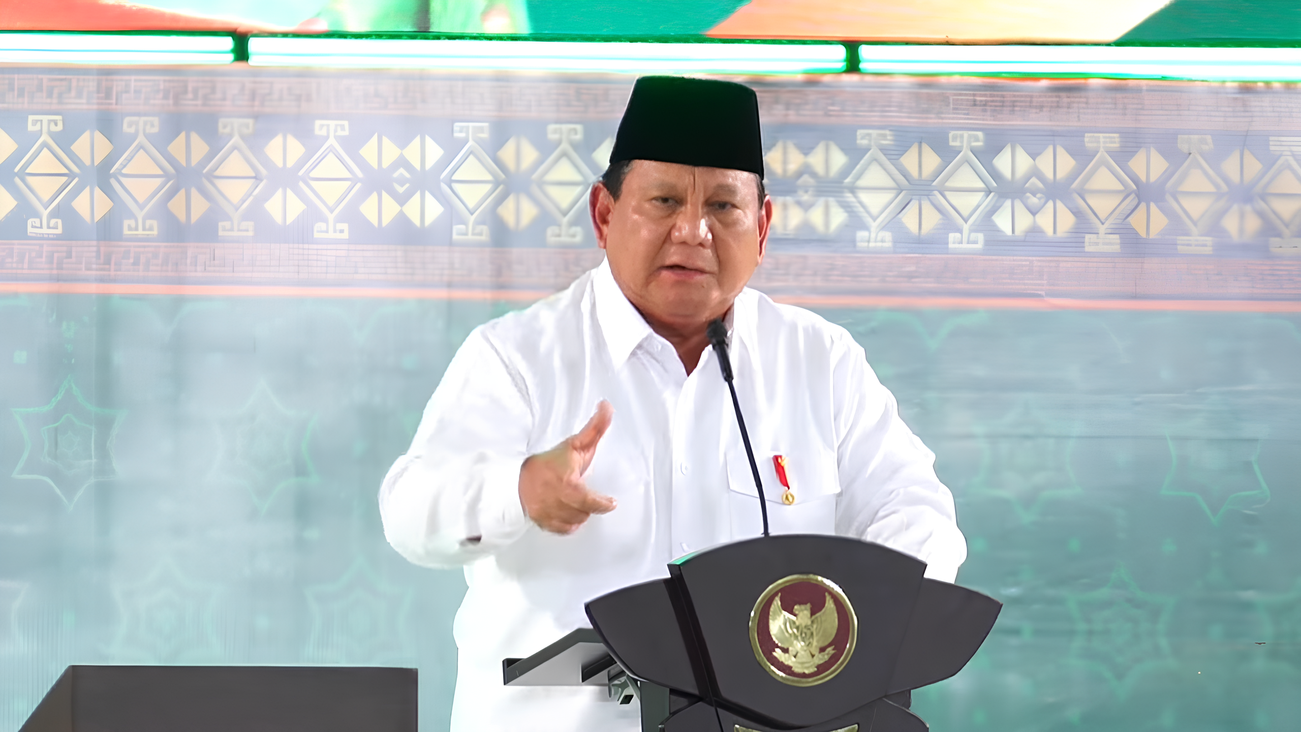 Presiden RI Prabowo Subianto menyampaikan sambutan dalam Kongres XVIII Muslimat NU di Surabaya, Senin (10/2/2025). (Foto: Ubay NA/ IST)